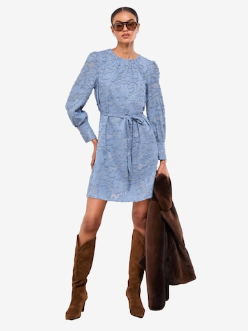 Lipsy Šaty – modrá: přední strana