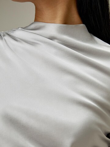 Lilysilk - Blusa 'Schräg-Gewellte Seide Bluse' en gris