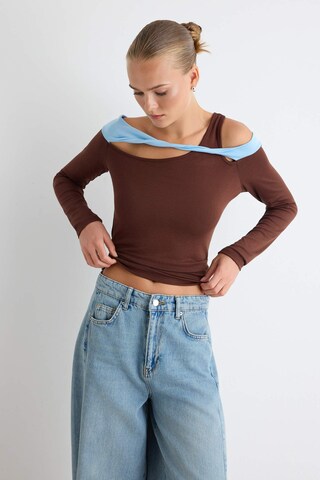 Trendyol - Camiseta en marrón: frente
