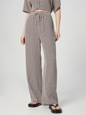 Wide Leg Pantalon 'Leila' A LOT LESS en marron : devant