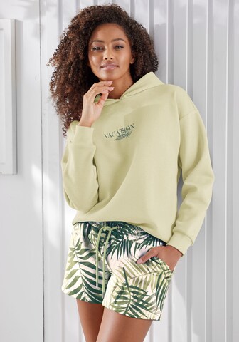 regular Pantaloncini da pigiama di LASCANA in verde