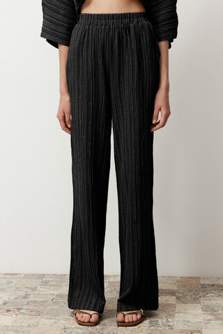 Largi Pantaloni de la Trendyol pe negru: față