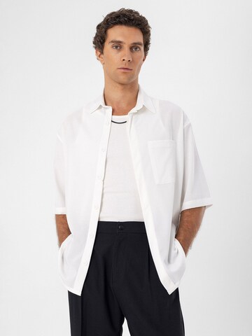Antioch - Ajuste regular Camisa en blanco