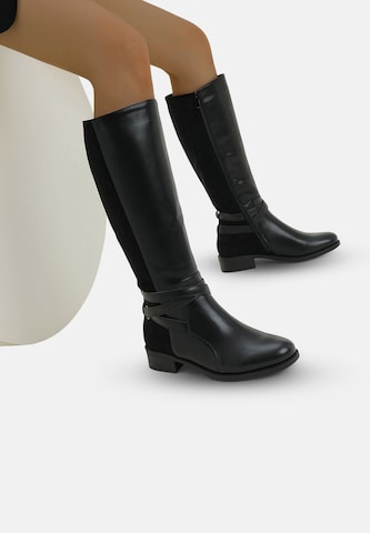 Elara Laarzen in Zwart