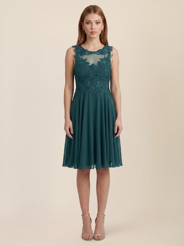 APART Cocktail Dress in Green: front