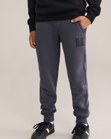 WE Fashion Tapered Trousers in Grey: front