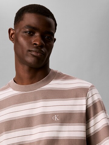 Calvin Klein Jeans T-Shirt in Braun