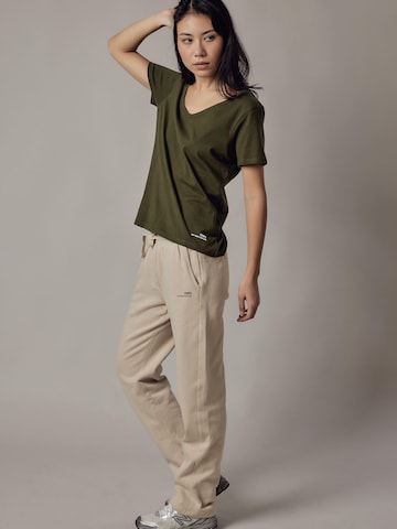 Maglietta 'T-Shirt Scollo Profondo' di OWN Off With Nature in verde