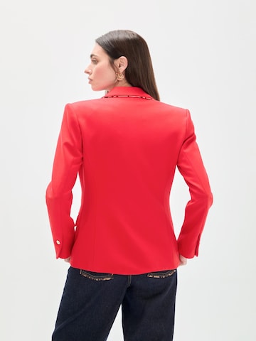 Lola Casademunt Bleiseri värissä punainen