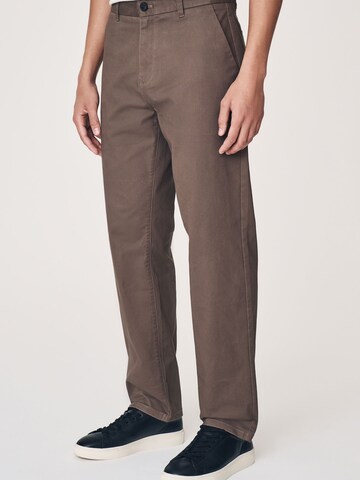 regular Pantaloni chino di Next in marrone: frontale