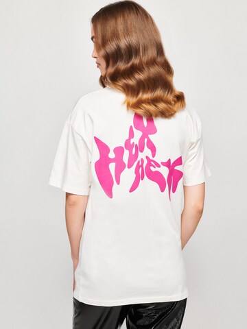 ABOUT YOU x StayKid T-shirt 'PEACE' i vit: baksida