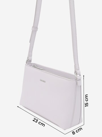 Calvin Klein Skuldertaske 'Must' i lilla