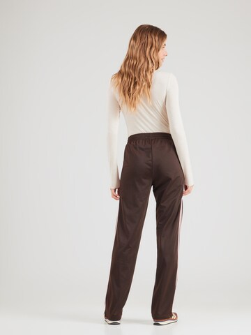 ADIDAS ORIGINALS Szabványos Nadrág 'CLASSIC' - barna