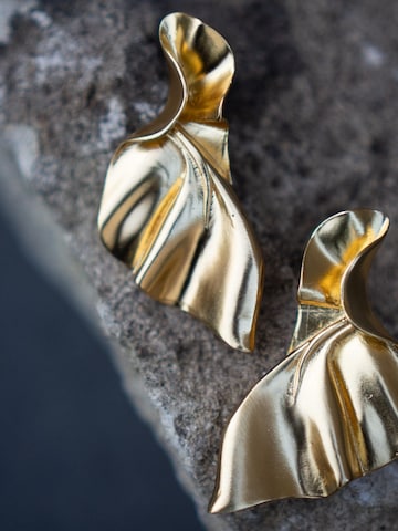 Les Reines Oorbellen 'Graceful Wings - Statement Earrings 24K Gold Plated' in Goud