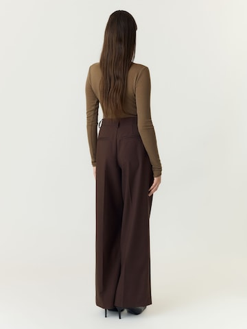 regular Pantaloni di YAS in marrone