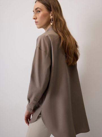 Touché Privé - Camiseta 'Oversized Poplin Shirt' en beige