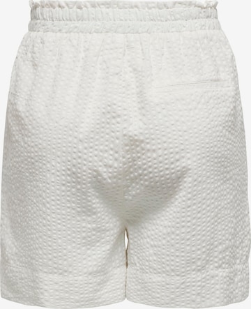 Regular Pantaloni 'Alya' de la ONLY pe alb
