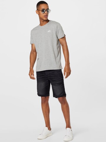 ALPHA INDUSTRIES Regular Fit T-Shirt in Grau