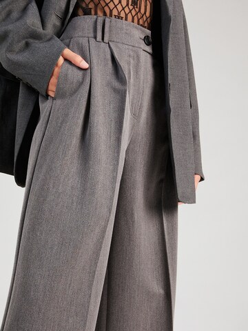 Wide Leg Pantalon à plis Nasty Gal en gris