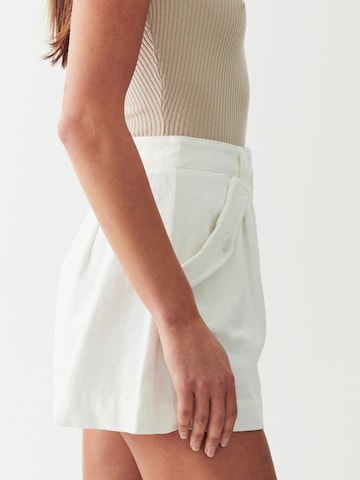 The Fated Regular Trousers 'FAYE SHORTS' in White: back