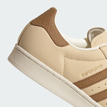 ADIDAS ORIGINALS Matalavartiset tennarit 'Superstar' värissä beige