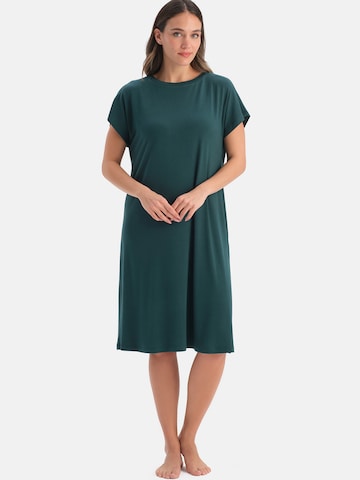 Dagi Νυχτικιά σε πράσινο: μπροστά