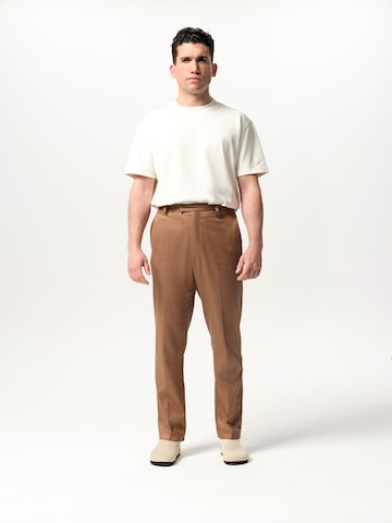 regular Pantaloni con piega frontale 'Rico' di ABOUT YOU x Jaime Lorente in marrone