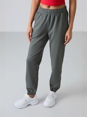 Tommy LifeTapered Hlače - siva boja