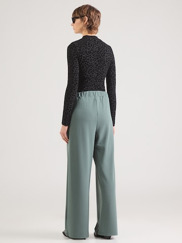 ABOUT YOU Zvonové kalhoty Kalhoty se sklady v pase 'Jessa' – zelená