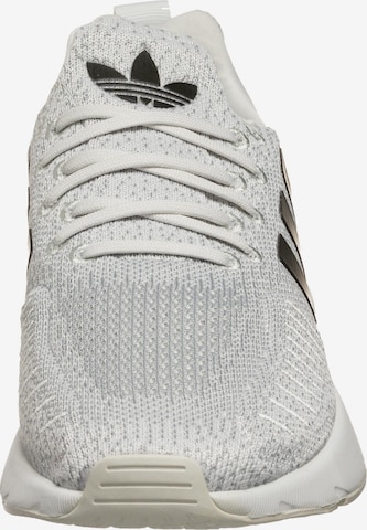 ADIDAS ORIGINALS - Zapatillas de running 'Swift Run 22' en blanco