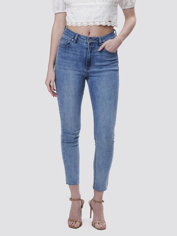 Skinny Jeans di Influencer in blu: frontale