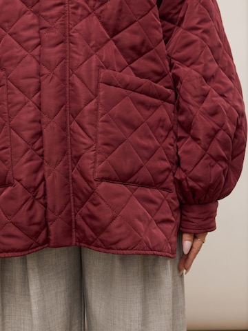 noar studios Overgangsjakke 'QUILTED JACKET' i rød