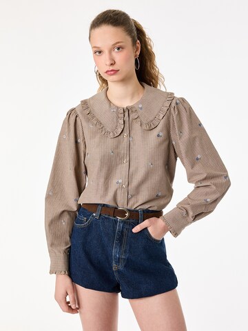 Koton Blouse in Bruin: voorkant