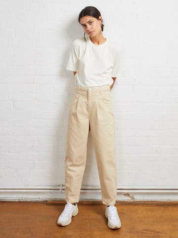 Aligne Tapered Bandplooi jeans 'Carolyn' in Beige: voorkant