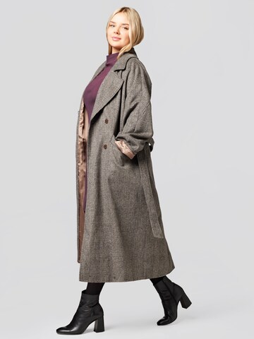 A LOT LESS Between-seasons coat 'Cassandra' in Brown