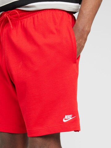 Nike Sportswearregular Hlače 'Club' - crvena boja