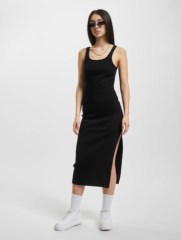 DEF - Vestido em preto: frente