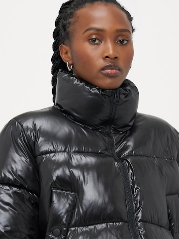 Vero Moda Petite - Chaqueta de entretiempo 'VMSABRINA' en negro