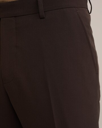 WE Fashion - Slimfit Calças em castanho
