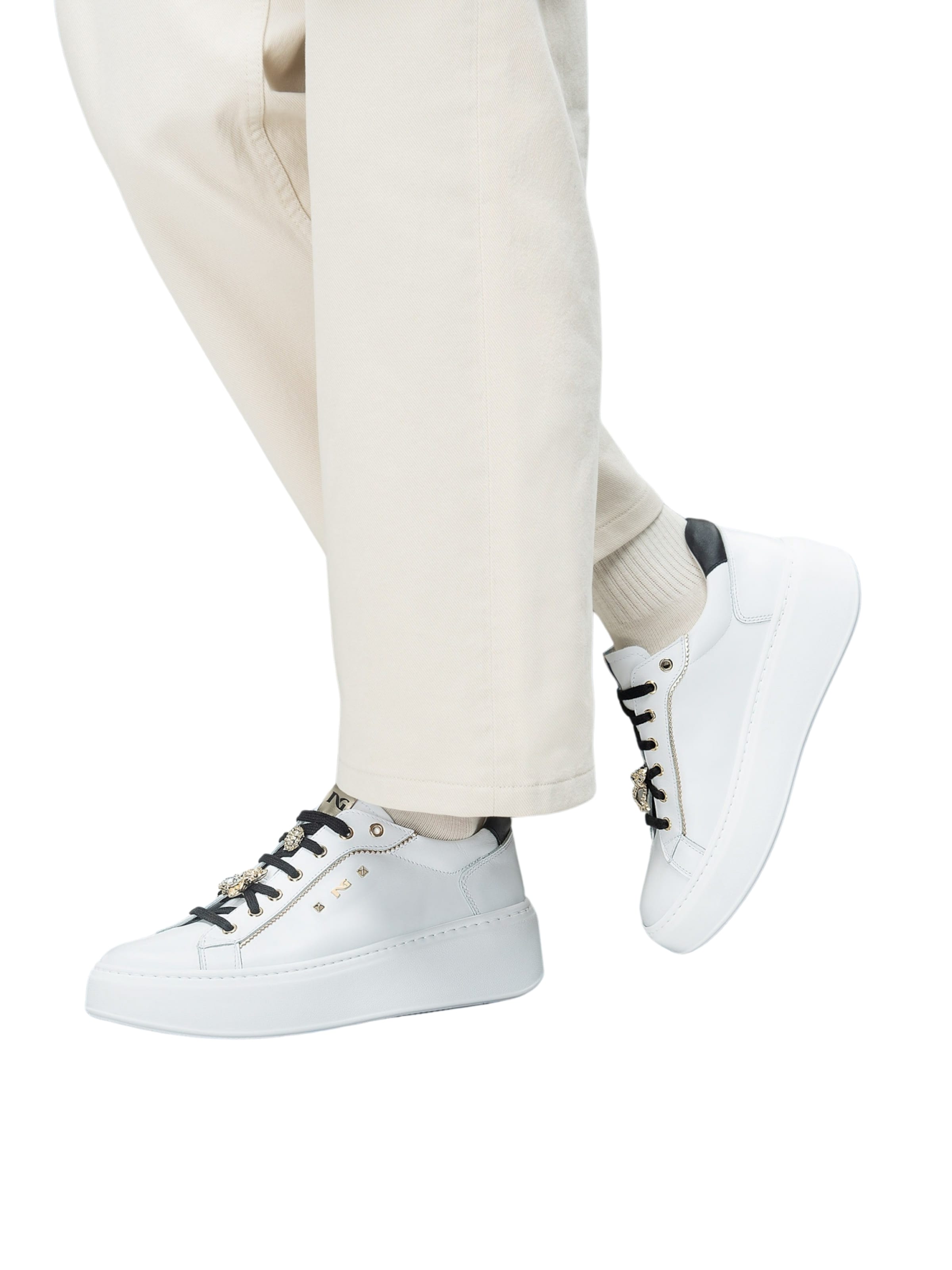 Baskets basses Nero Giardini en blanc : devant