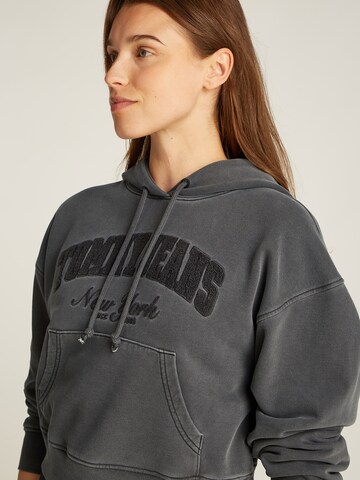 Tommy Jeans Свитшот в Серый