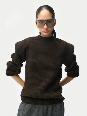 GOBI Cashmere Sweater 'Sculpted-Shoulder Cashmere Sweater' in Brown: front