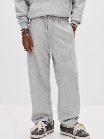 Largi Pantaloni de la Pull&Bear pe gri: față