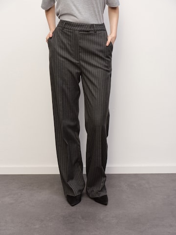 RÆRE by Lorena Rae Regular Pantalon 'Fabrice' in Grijs: voorkant