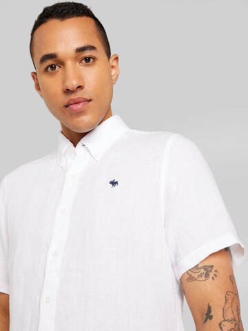 Coupe regular Chemise 'FEB4' Abercrombie & Fitch en blanc