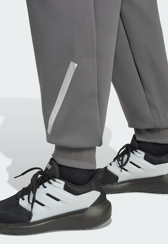 Effilé Pantalon de sport 'Mercedes-AMG Petronas F1 Team' ADIDAS PERFORMANCE en gris