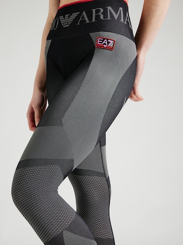 Skinny Pantaloni sport de la EA7 Emporio Armani pe negru