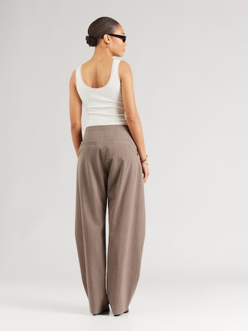 IRO - Pierna ancha Pantalón plisado en marrón