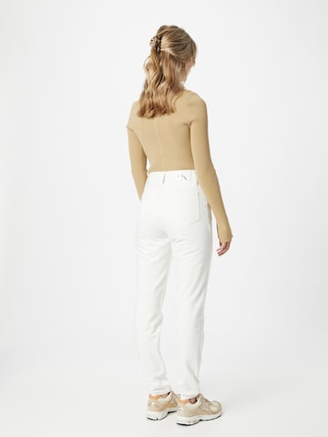 Calvin Klein Jeans تقليدي جينز بلون أبيض