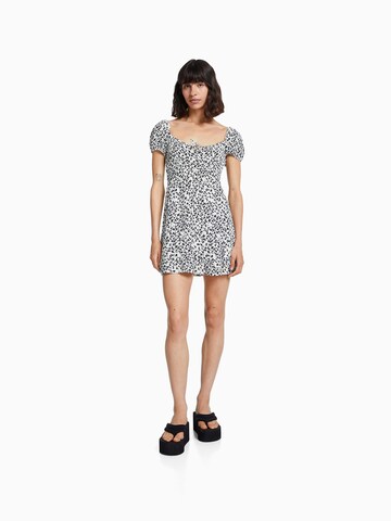 Bershka Sukienka w kolorze biały